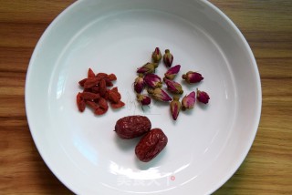 枸杞玫瑰花茶的做法步骤：1