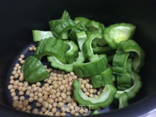苦瓜焖黄豆的做法步骤：3