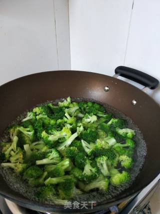 蒜香西兰花的做法步骤：2