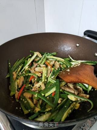 秋葵炒肉丝的做法步骤：5