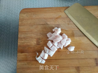 炒馒头丁的做法步骤：2