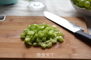 芹菜黄瓜葡萄汁的做法步骤：2
