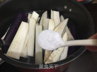 金蒜咸蛋黄油泼茄子的做法步骤：2