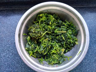 菠菜粗粮馅饼——暑假的奢侈早餐的做法步骤：1