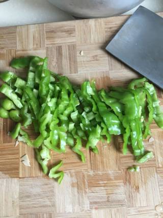 减肥食谱：青椒豆芽的做法步骤：1
