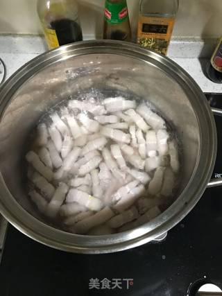 小块红烧肉的做法步骤：2