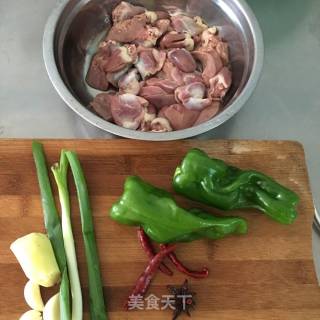 鸡杂炒青椒的做法步骤：1