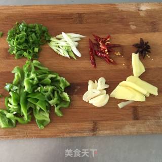 鸡杂炒青椒的做法步骤：2