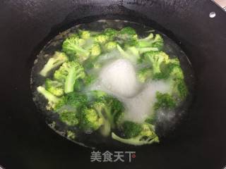 西兰花的做法步骤：1