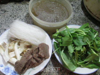 牛肉粉丝汤的做法步骤：1