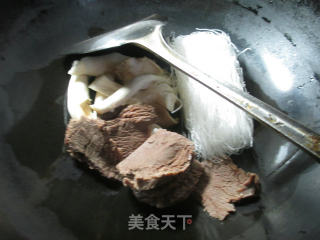 牛肉粉丝汤的做法步骤：2