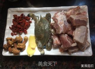 排骨蟹汤炖松茸的做法步骤：1