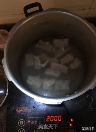 排骨蟹汤炖松茸的做法步骤：2