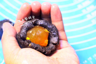 蛋黄豆沙月饼的做法步骤：4