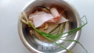 油炸肉皮的做法步骤：1