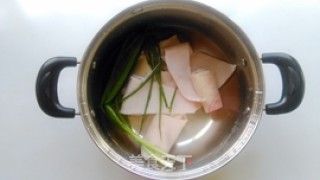 油炸肉皮的做法步骤：2
