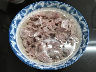 蕃茄金针菇牛肉的做法步骤：1