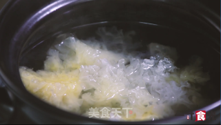 蜜桃银耳养颜盅的做法步骤：4
