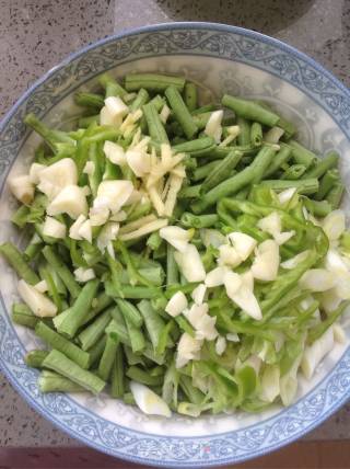 尖椒肉丝炒饼的做法步骤：2