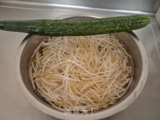 黄瓜豆芽菜的做法步骤：1