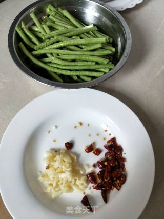 炝拌长豆角的做法步骤：1