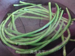 皮蛋拌豆角的做法步骤：2