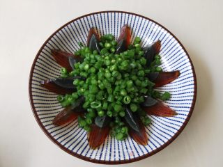 皮蛋拌豆角的做法步骤：7