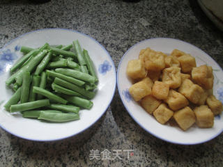 小油豆腐烧梅豆的做法步骤：1