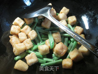 小油豆腐烧梅豆的做法步骤：2