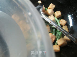 小油豆腐烧梅豆的做法步骤：3