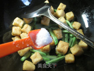 小油豆腐烧梅豆的做法步骤：6