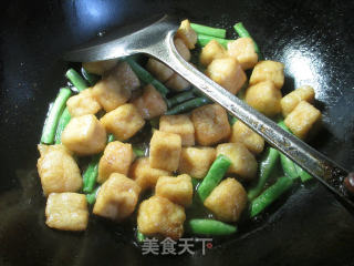 小油豆腐烧梅豆的做法步骤：7
