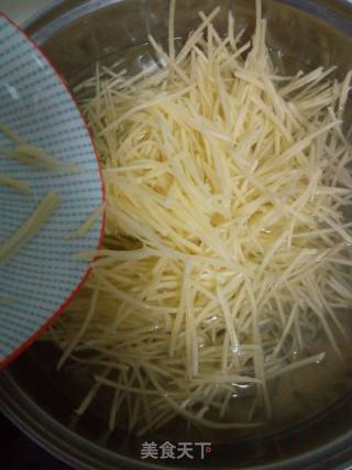 炝拌土豆丝的做法步骤：2
