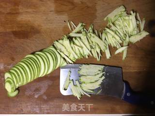 凉拌西葫芦丝的做法步骤：1