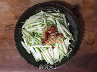 凉拌西葫芦丝的做法步骤：3