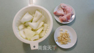 沙茶酱节瓜煮鱼面肉的做法步骤：2