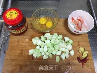 鱼香丝瓜虾仁鸡蛋的做法步骤：1