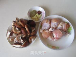 香菇烧鸡翅根的做法步骤：1