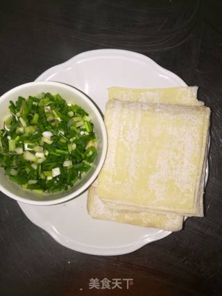 馄饨皮葱油饼的做法步骤：1