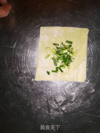 馄饨皮葱油饼的做法步骤：2