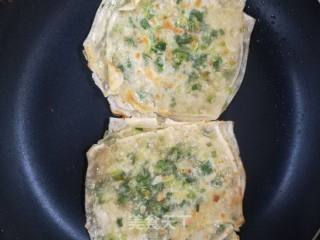 馄饨皮葱油饼的做法步骤：6