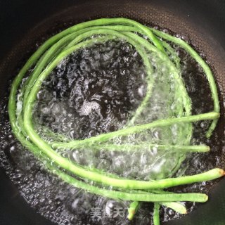 黑椒豇豆鹌鹑蛋的做法步骤：2