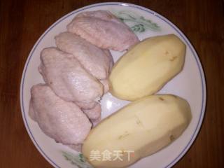 翅中炖土豆的做法步骤：1