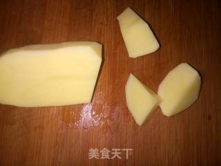 翅中炖土豆的做法步骤：3
