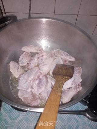 翅中炖土豆的做法步骤：5