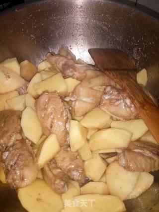 翅中炖土豆的做法步骤：7
