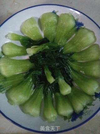 香菇青菜的做法步骤：1