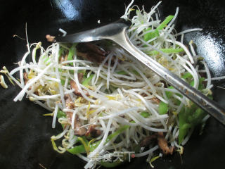 香菇尖椒炒绿豆芽的做法步骤：3