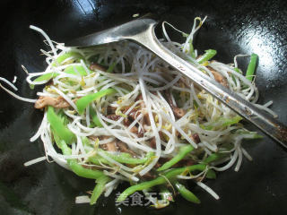 香菇尖椒炒绿豆芽的做法步骤：5