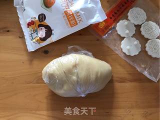 赏味中秋、乐享团圆【广式豆沙蛋黄月饼】的做法步骤：11